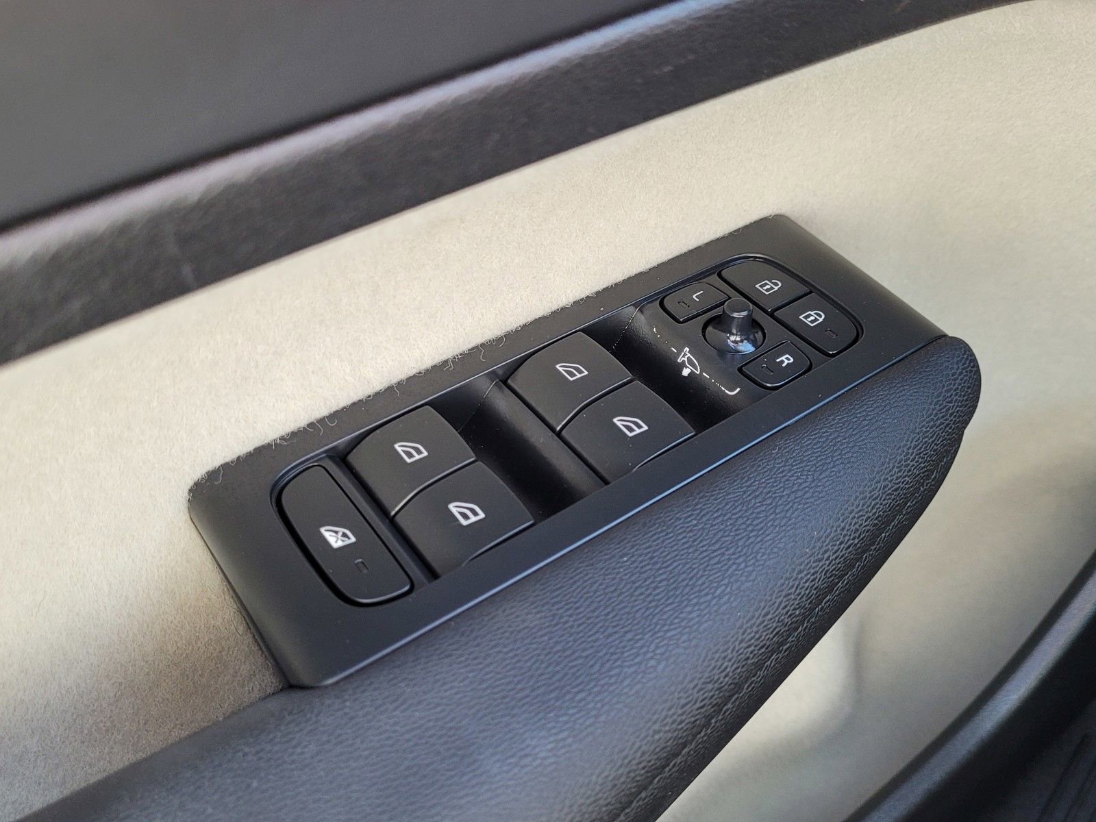 Certified 2023 Volvo XC40 B5 Plus w/ Driver Assist Package image 12