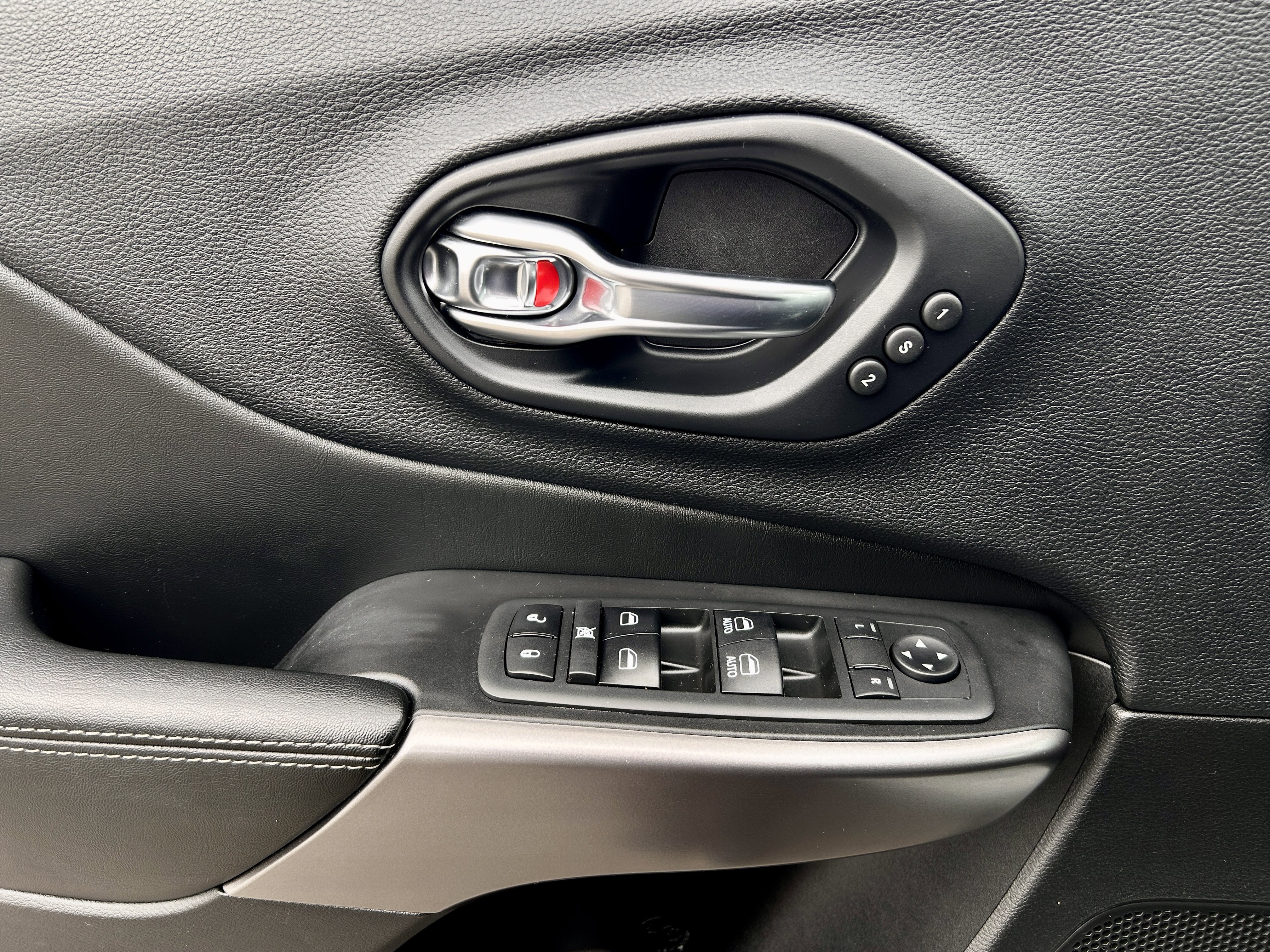 Used 2019 Jeep Cherokee Limited image 20