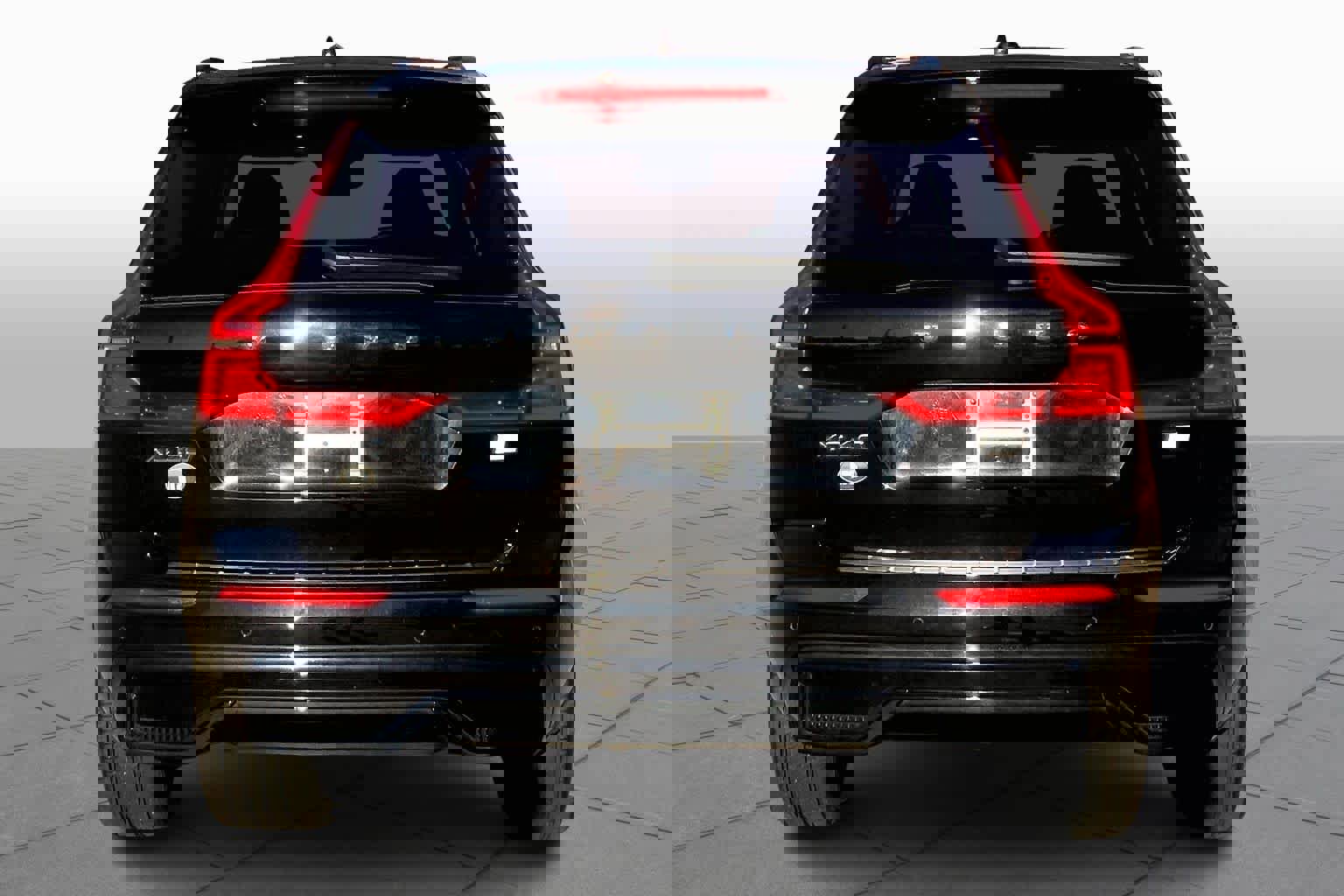 Certified 2023 Volvo XC60 T8 Plus w/ Climate Package image 4