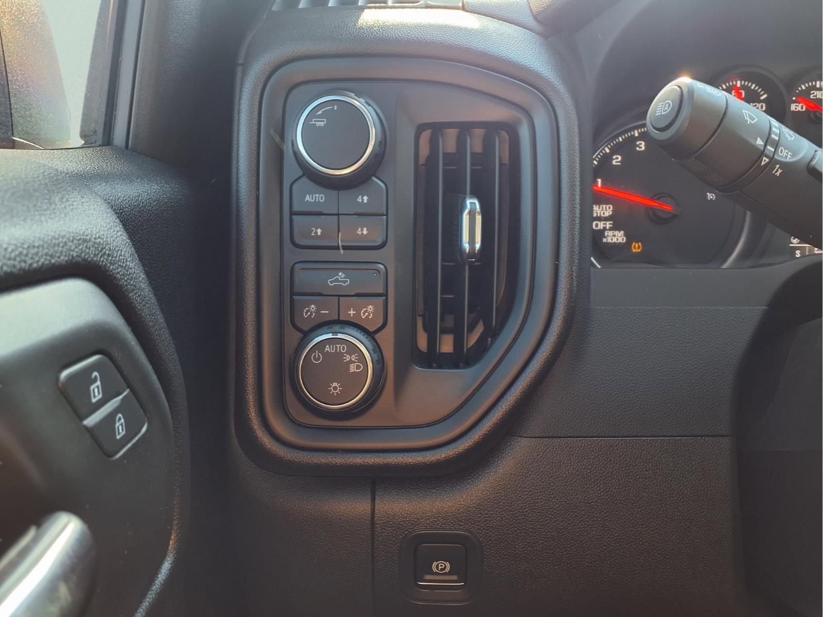 Used 2024 Chevrolet Silverado 1500 Custom Trail Boss w/ Dark Appearance Package image 17