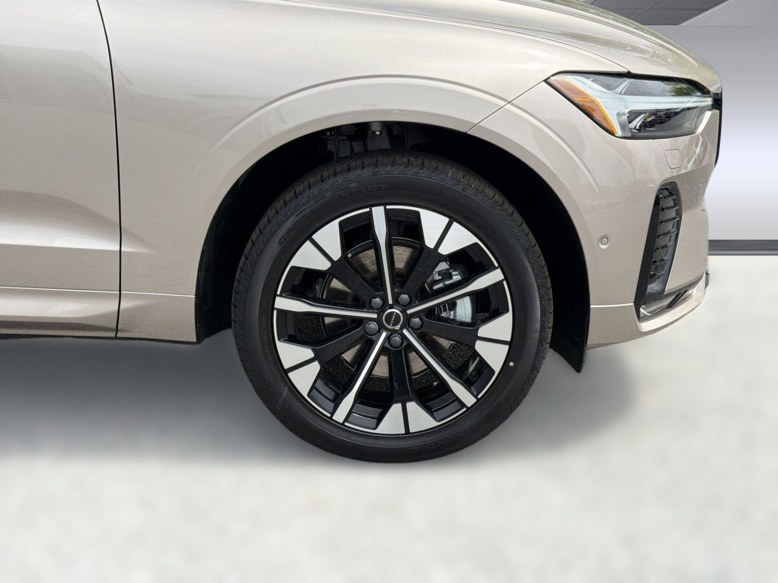 New 2026 Volvo XC60 B5 Plus w/ Protection Package Premier AWD/4WD image 12