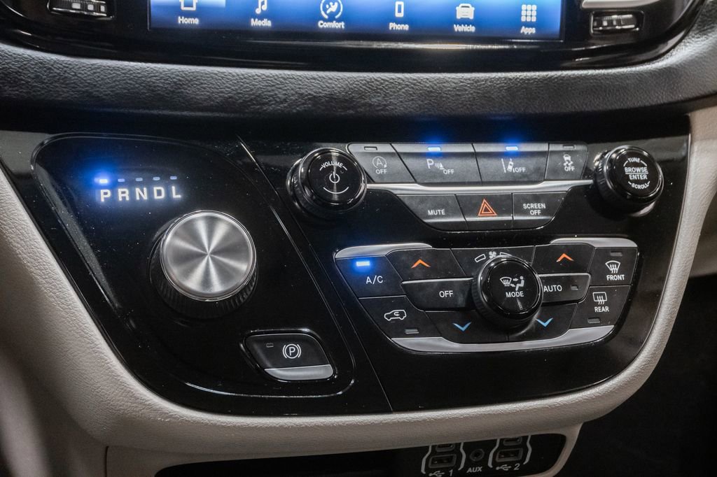 Used 2023 Chrysler Pacifica Touring-L FWD image 19