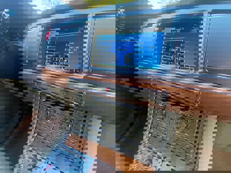 Used 2010 Jaguar XF Luxury image 38