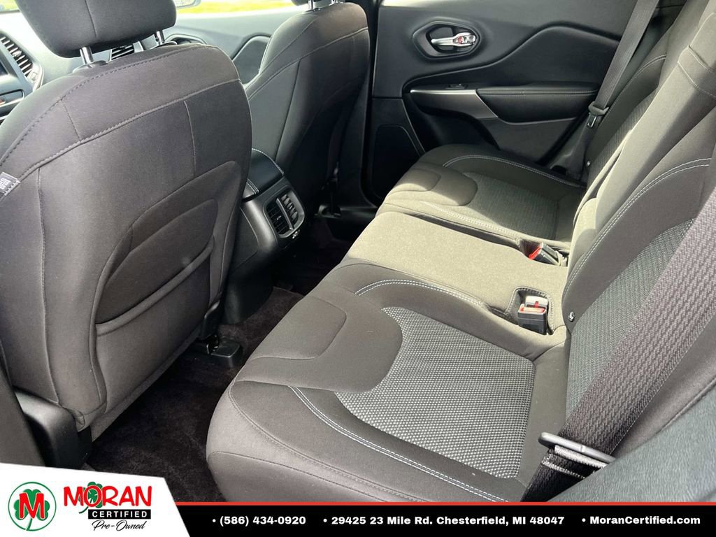 Used 2019 Jeep Cherokee Latitude w/ Popular Appearance Group AWD/4WD image 12