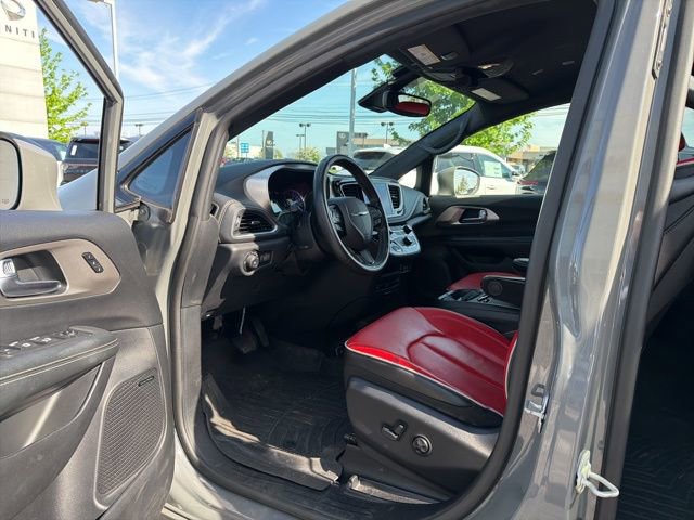 Used 2020 Chrysler Pacifica Limited w/ Quick Oder Package 2EV RED-S FWD image 10