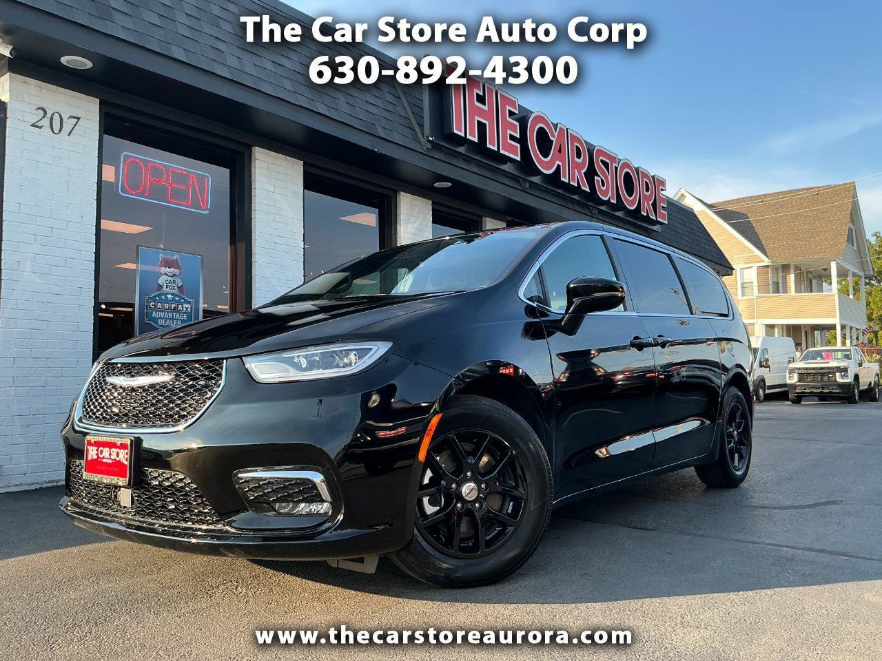 Used 2025 Chrysler Pacifica Select