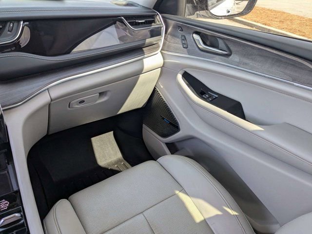 Used 2023 Jeep Grand Cherokee Overland w/ Luxury Tech Group IV image 17