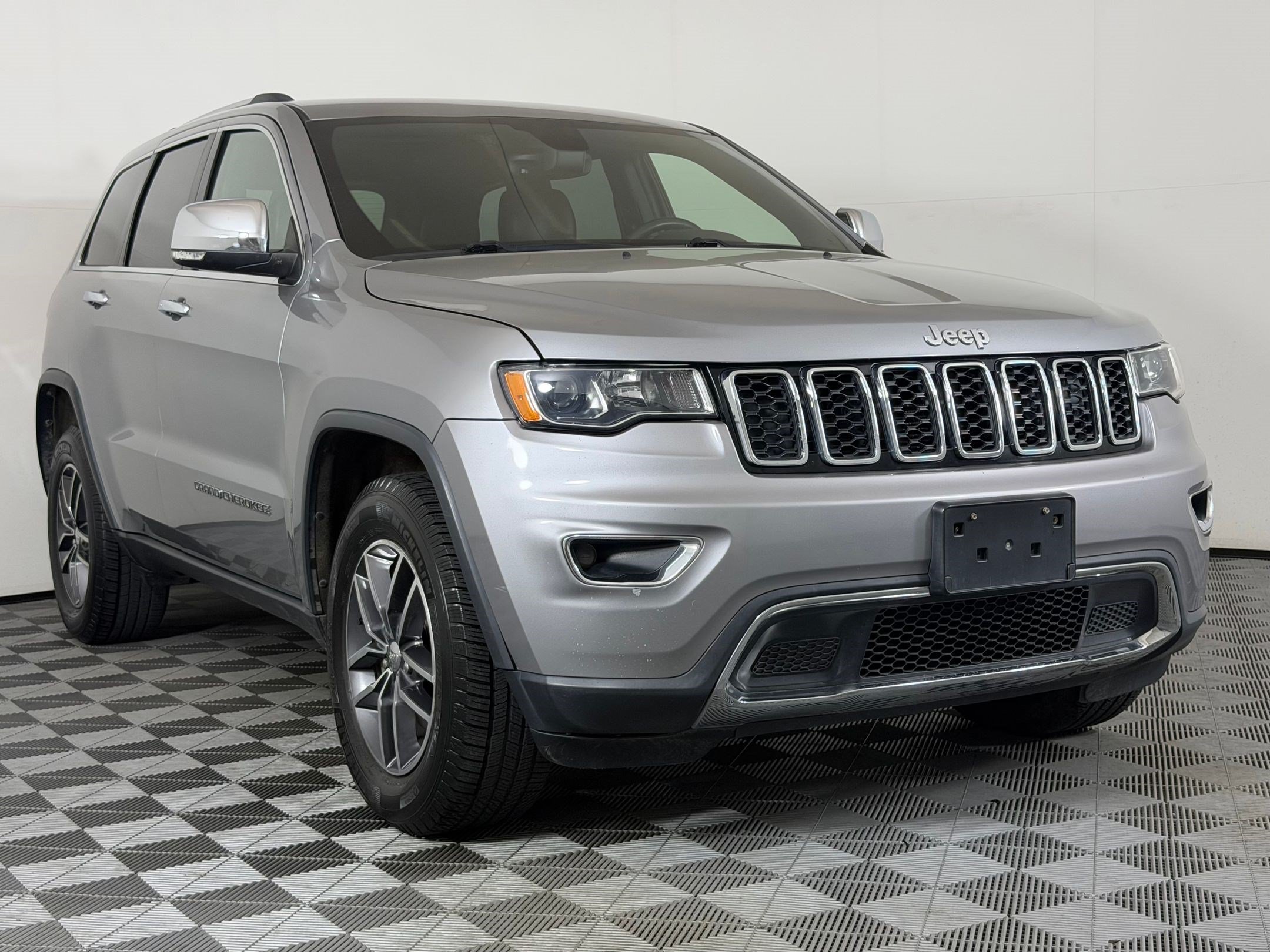 Used 2017 Jeep Grand Cherokee Limited AWD/4WD image 7
