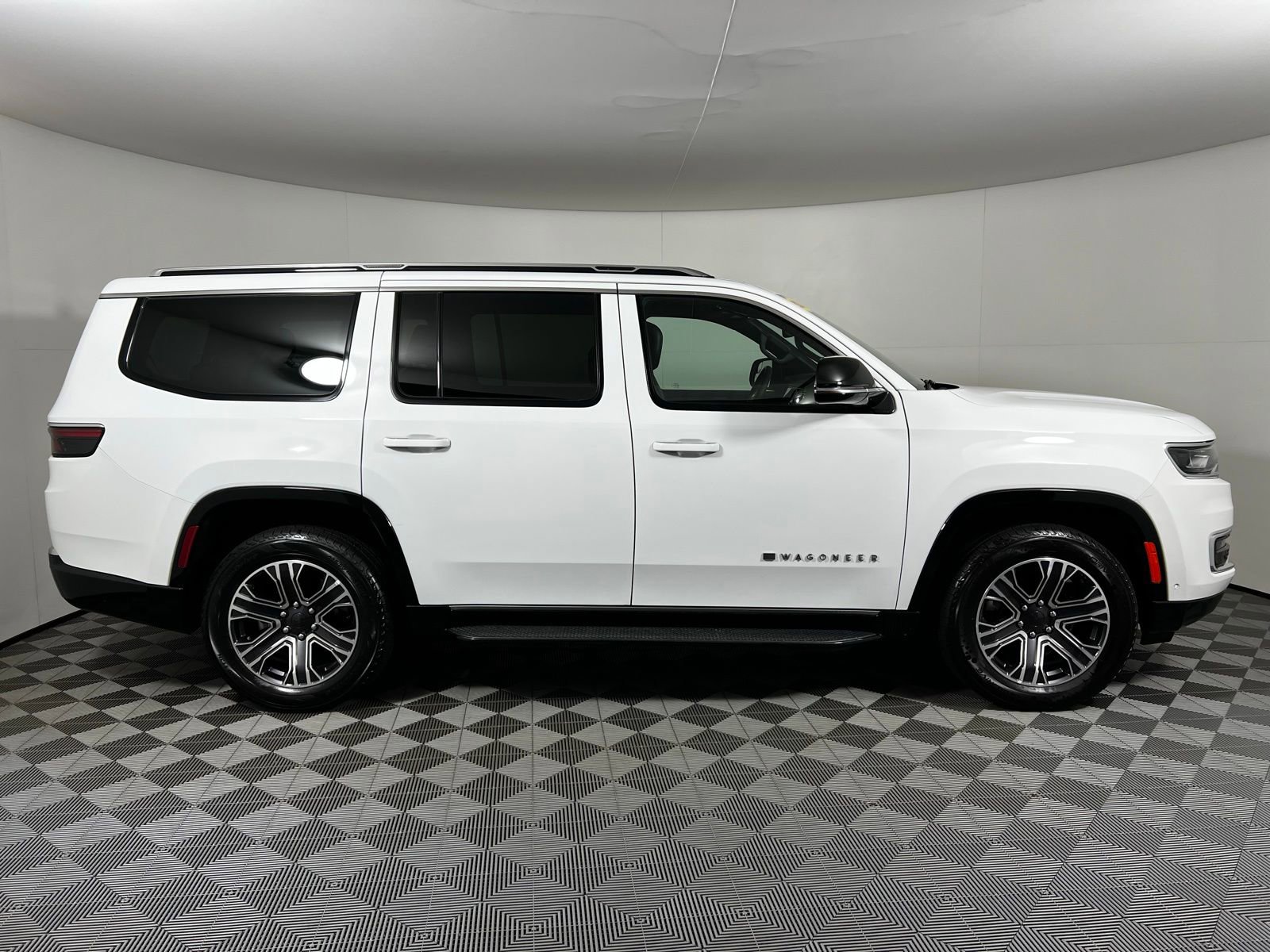 Used 2024 Jeep Wagoneer Series II w/ Flexible Seating Group image 4