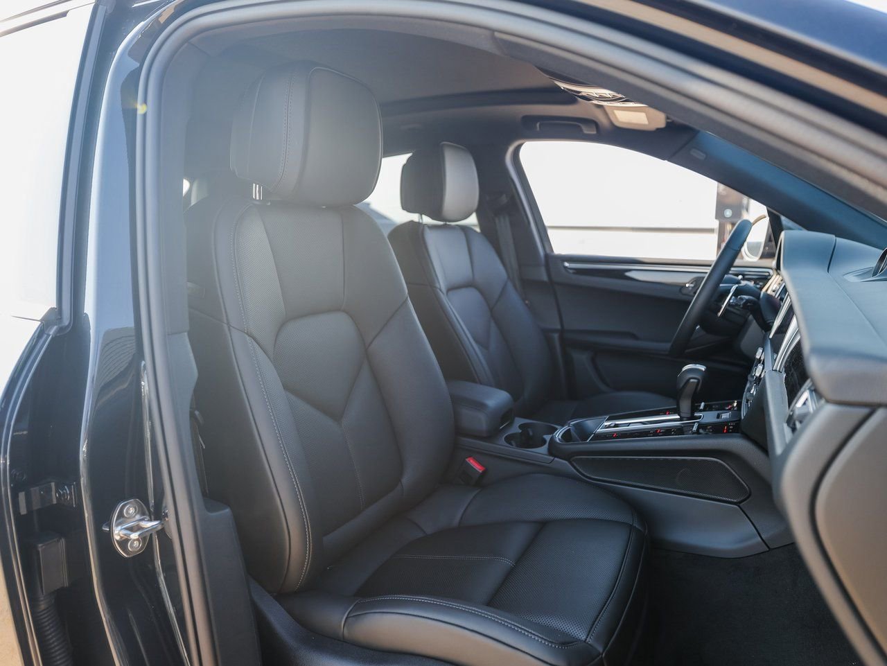 Certified 2026 Porsche Macan AWD/4WD image 28