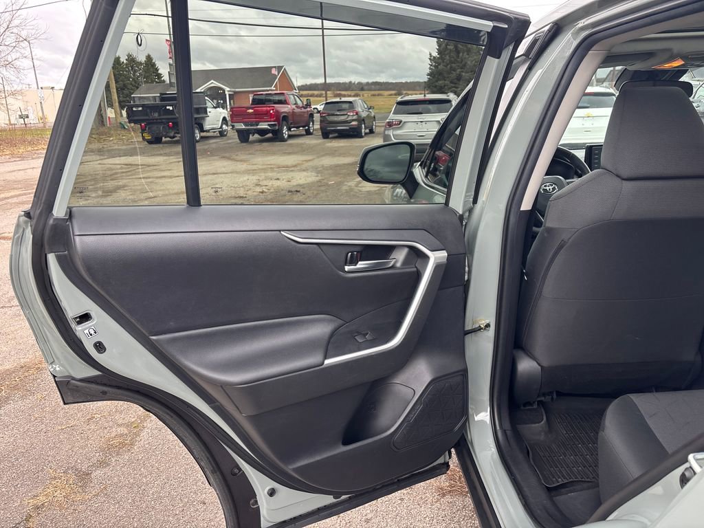 Used 2020 Toyota RAV4 XLE w/ Convenience Package image 32