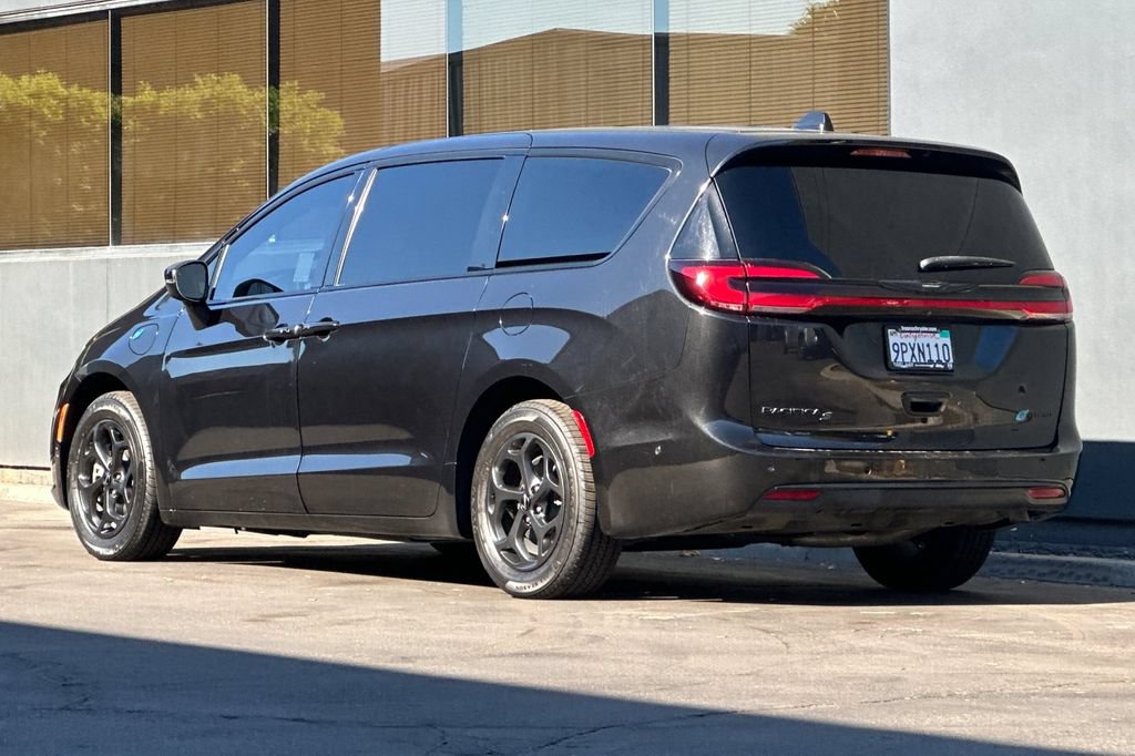 Used 2023 Chrysler Pacifica Touring-L w/ Uconnect Theater Family Group FWD image 6