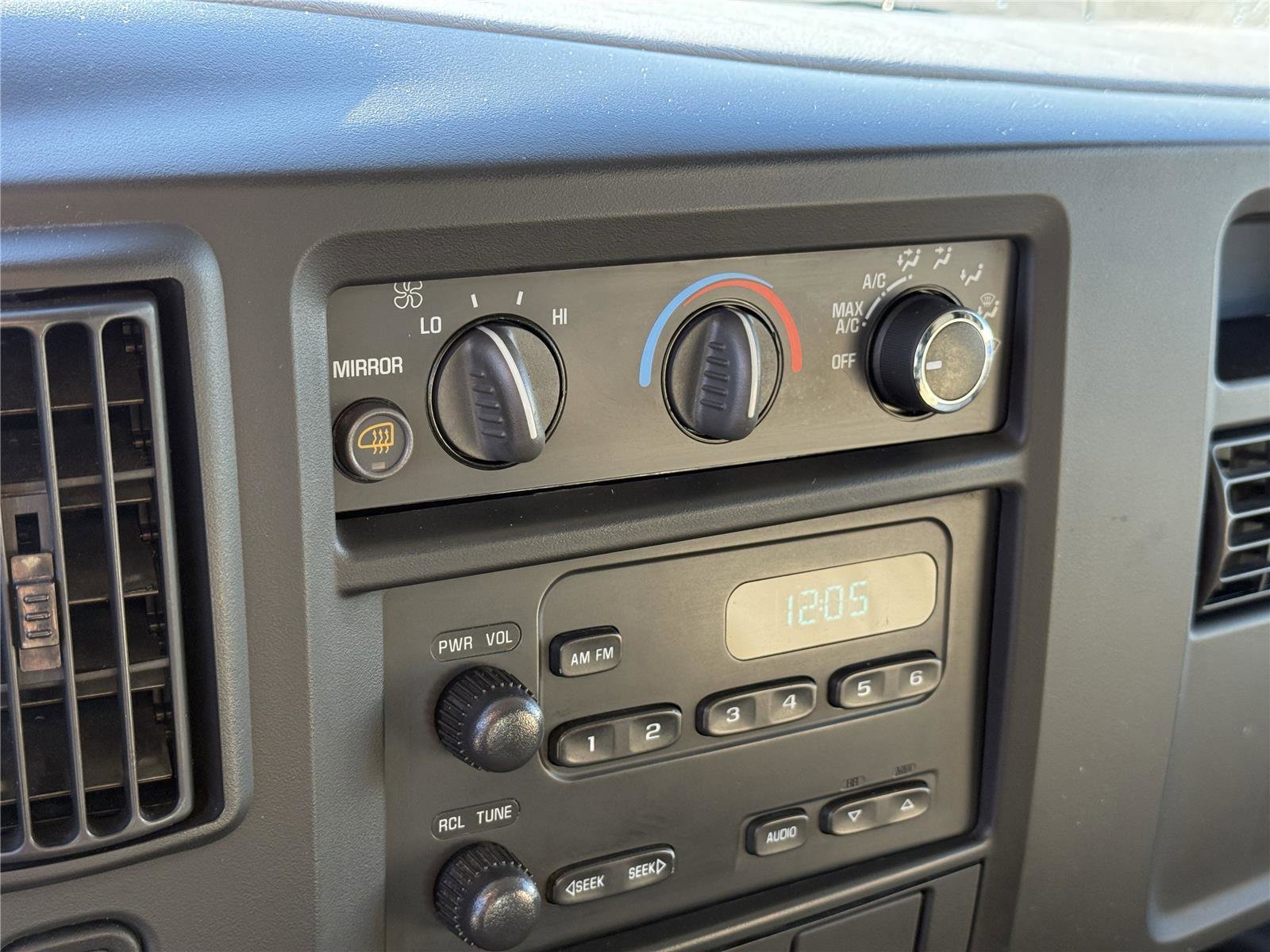 Used 2005 Chevrolet Express 3500 Extended image 23