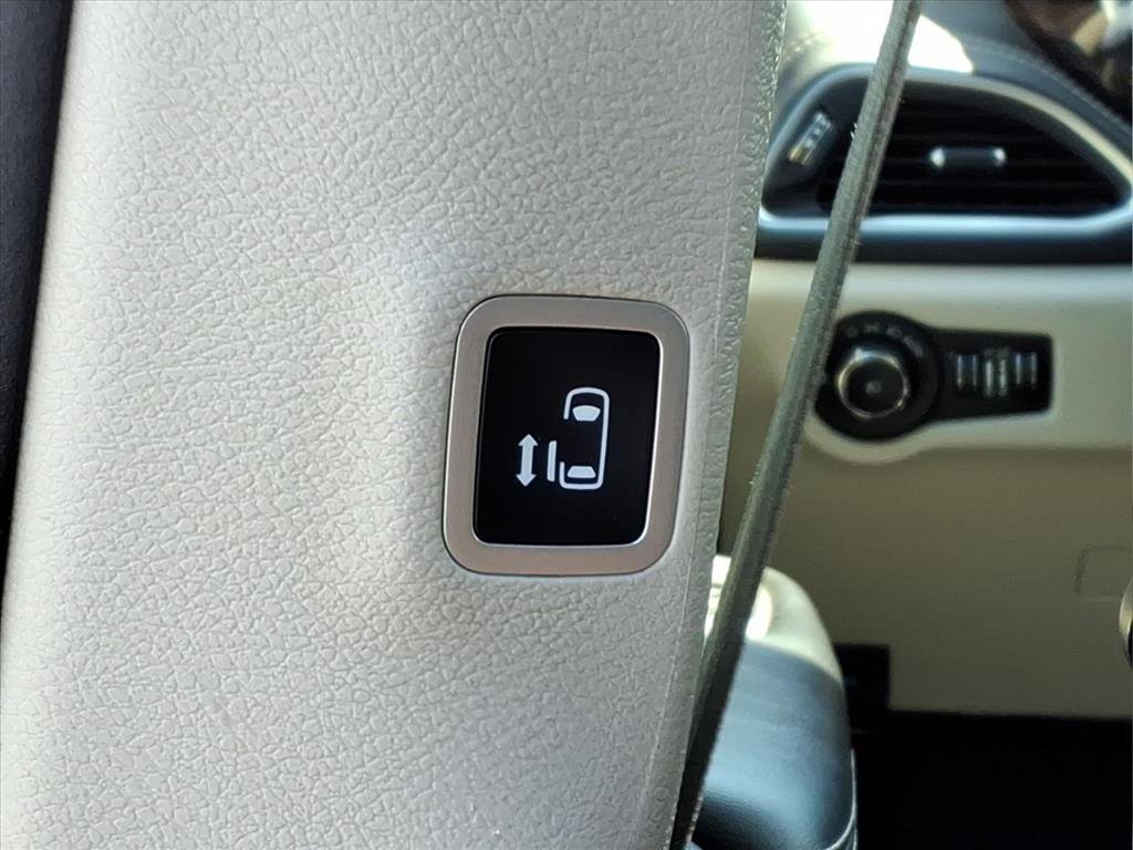 Used 2023 Chrysler Pacifica Limited FWD image 23