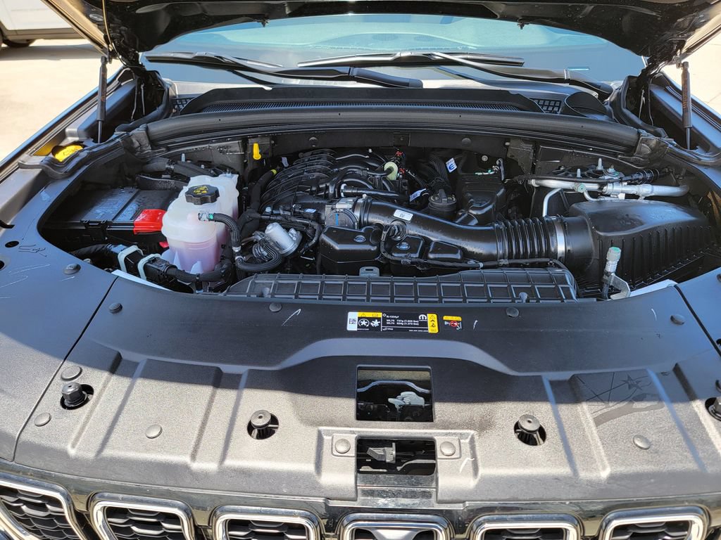 Used 2025 Jeep Grand Cherokee Limited w/ Luxury Tech Group II RWD image 9