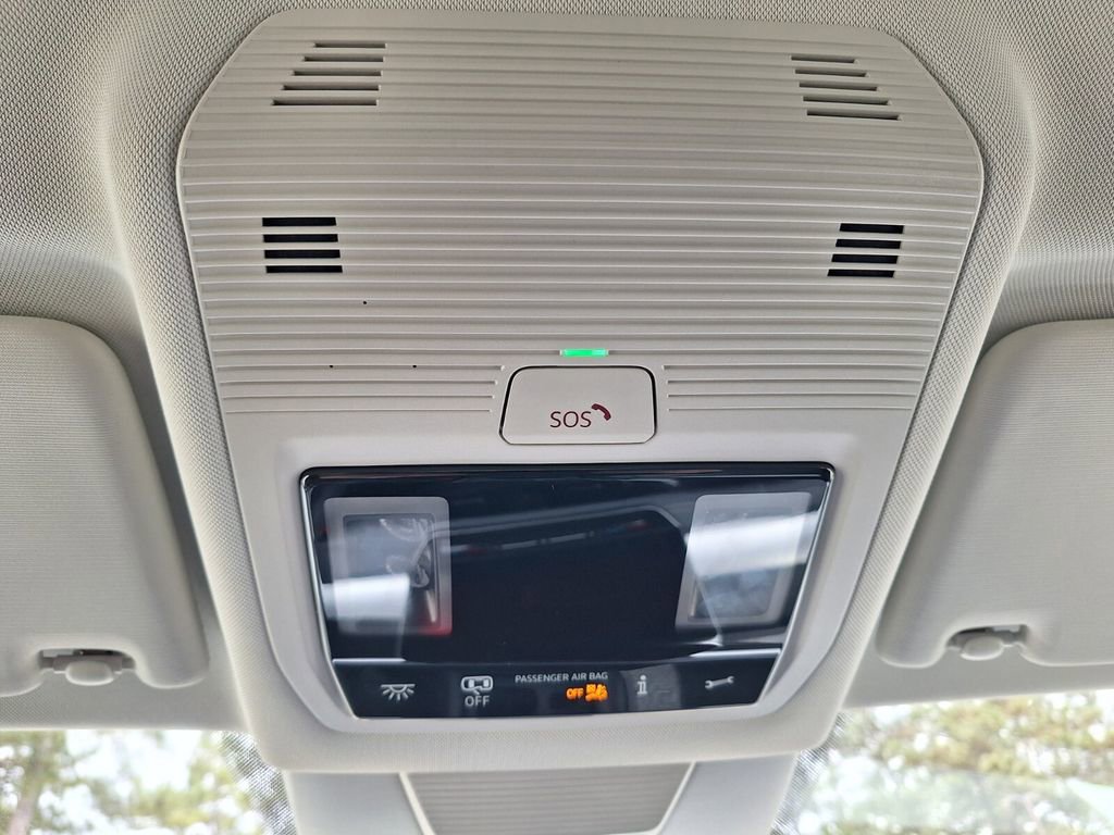 Used 2025 Volkswagen Tiguan SE FWD image 18