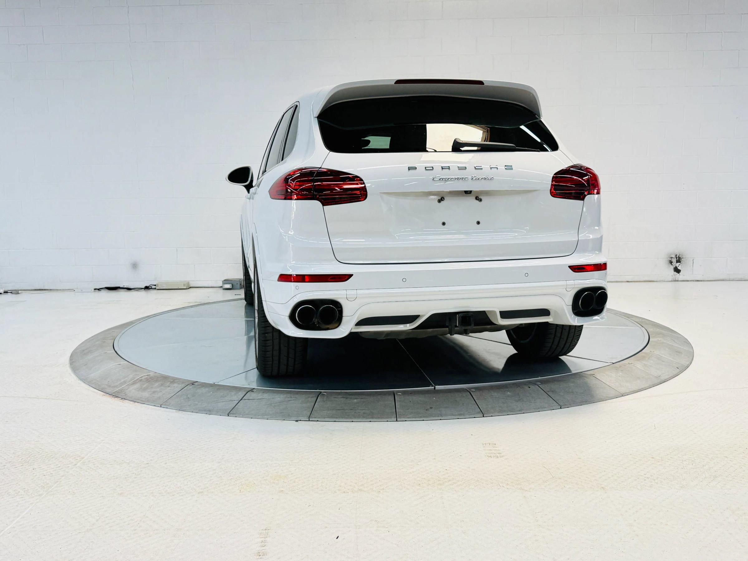 Used 2016 Porsche Cayenne AWD/4WD image 25