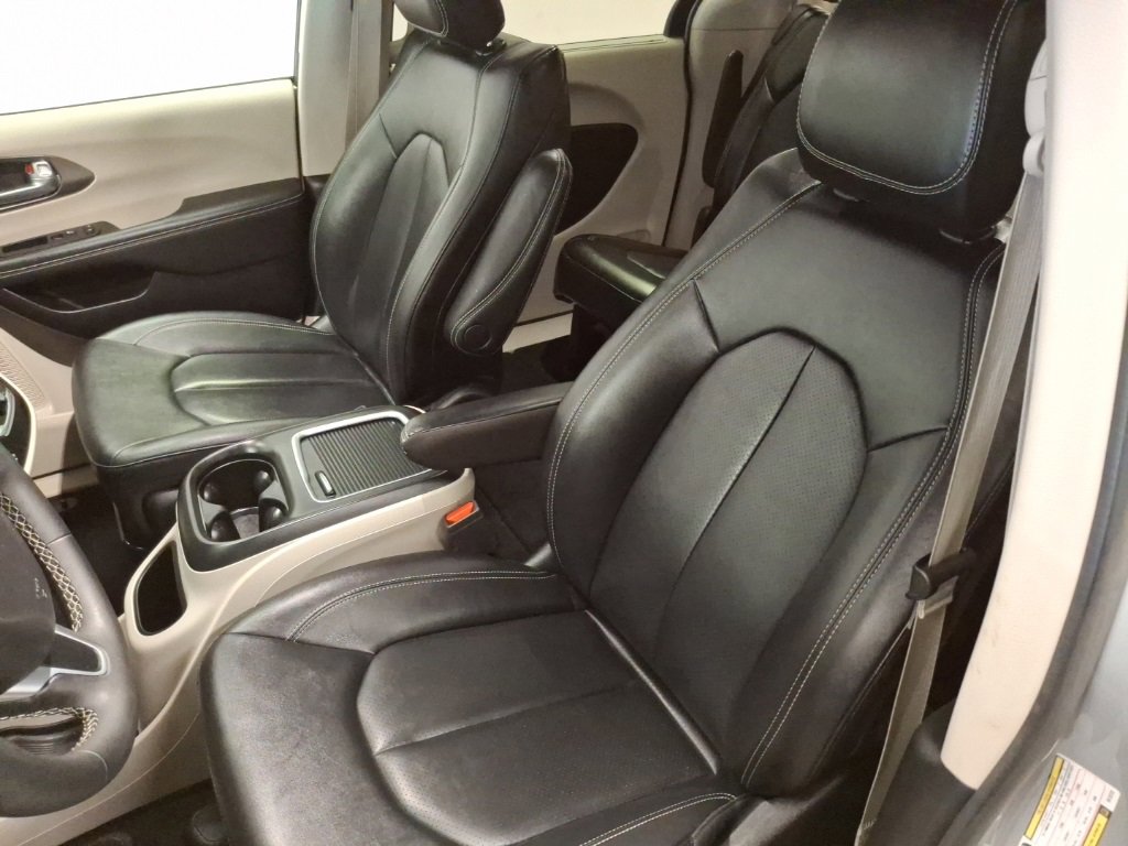 Used 2024 Chrysler Pacifica Touring-L image 17