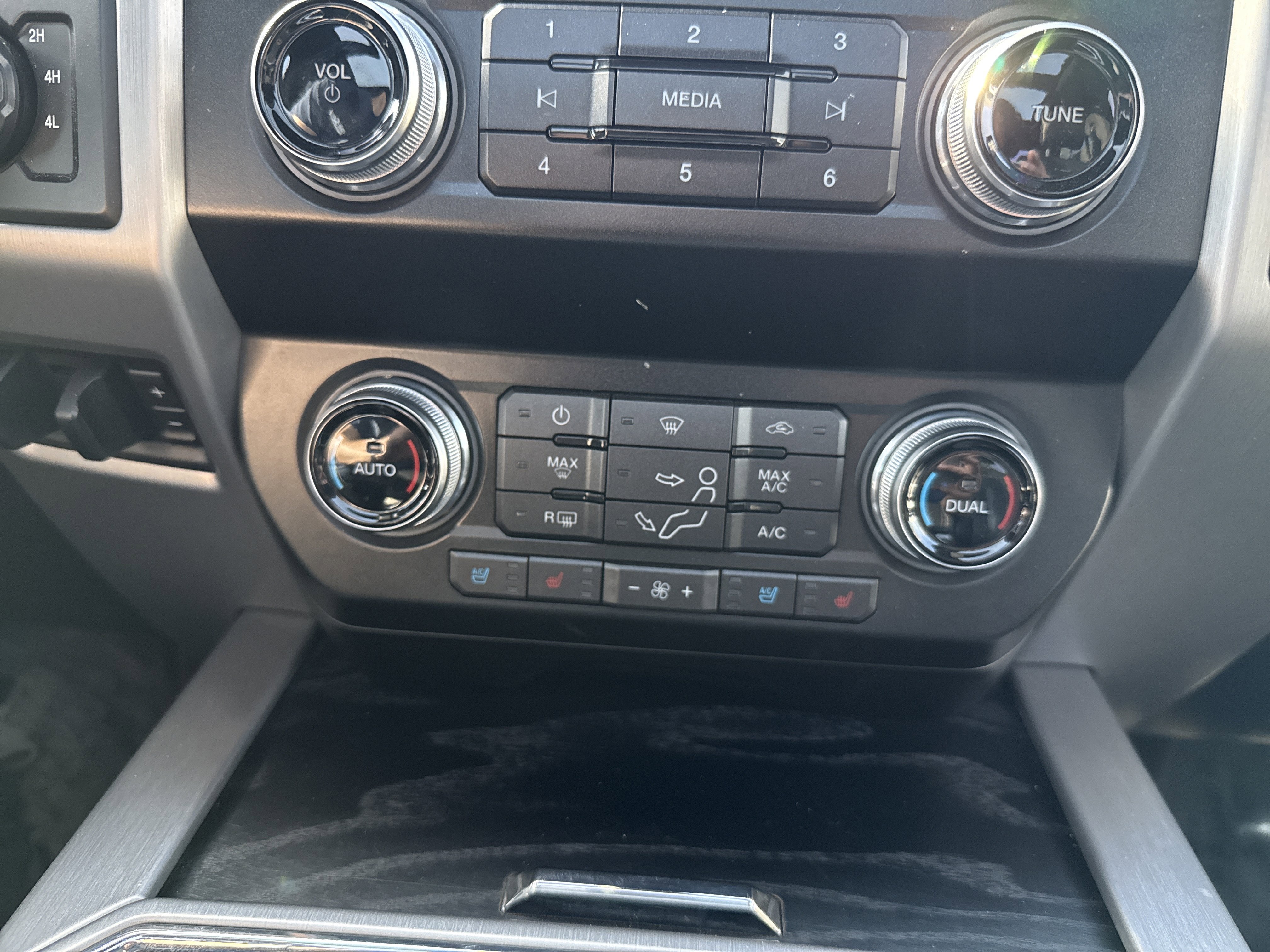 Used 2019 Ford F250 Platinum w/ Platinum Ultimate Package AWD/4WD image 25