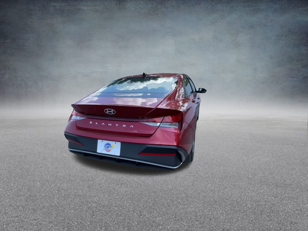 Used 2025 Hyundai Elantra SE image 21