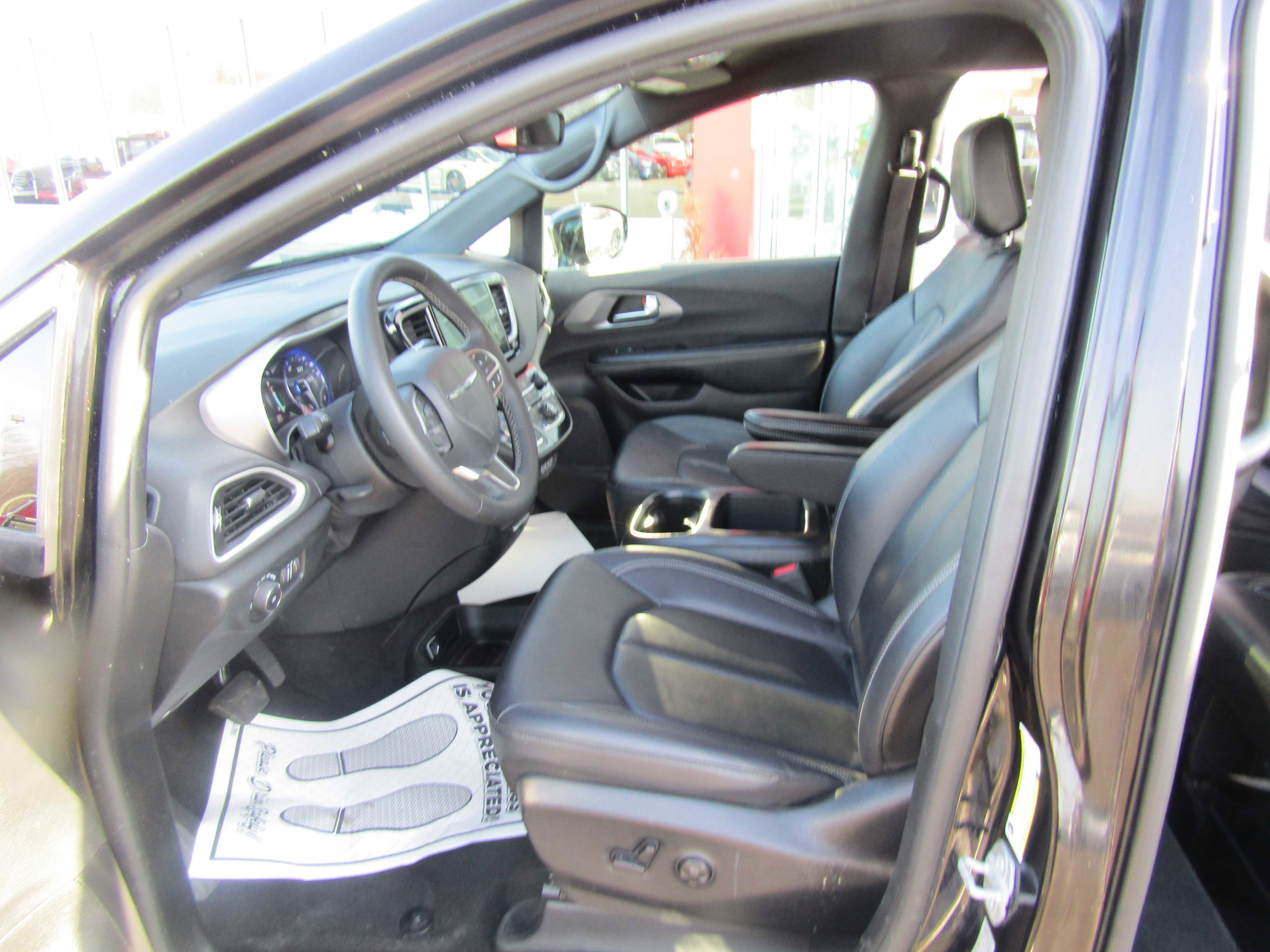 Used 2025 Chrysler Pacifica Select image 12