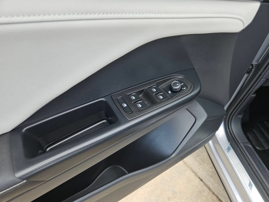 Used 2025 Volkswagen Taos SE FWD image 14