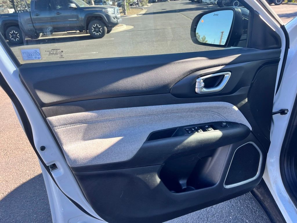 Used 2025 Jeep Compass Latitude image 14