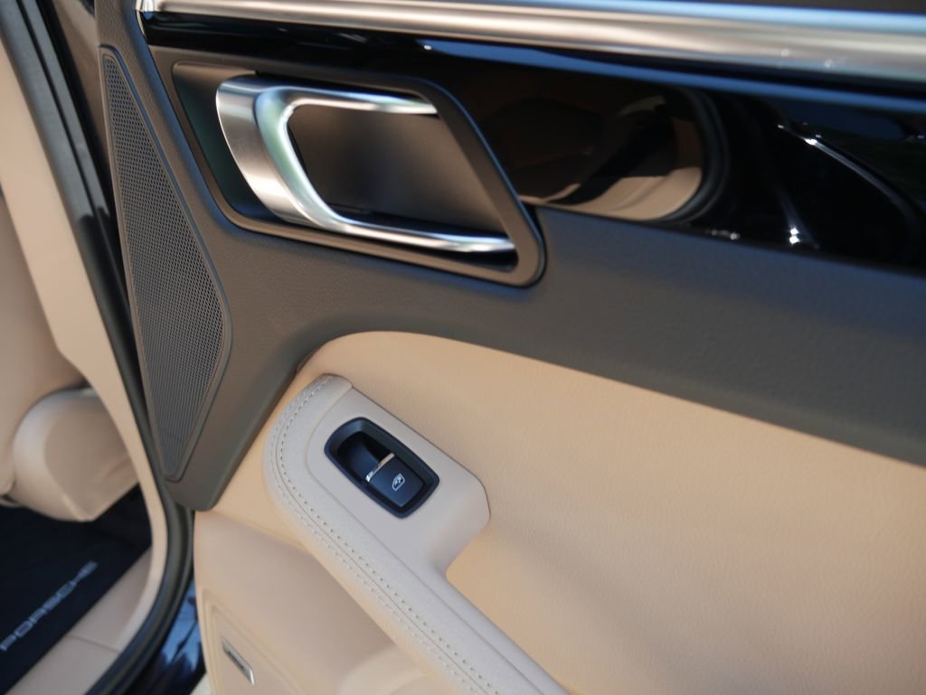 Certified 2023 Porsche Macan S AWD/4WD image 27