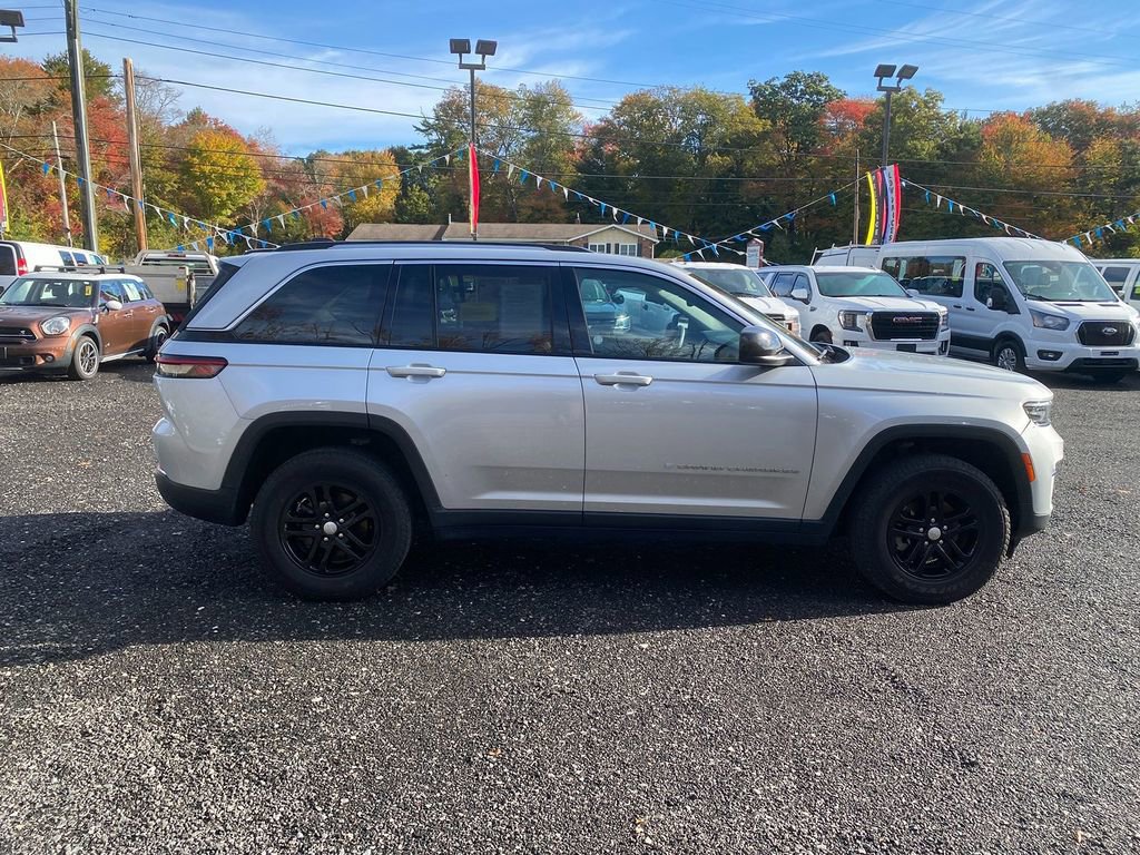 Used 2024 Jeep Grand Cherokee Laredo image 4