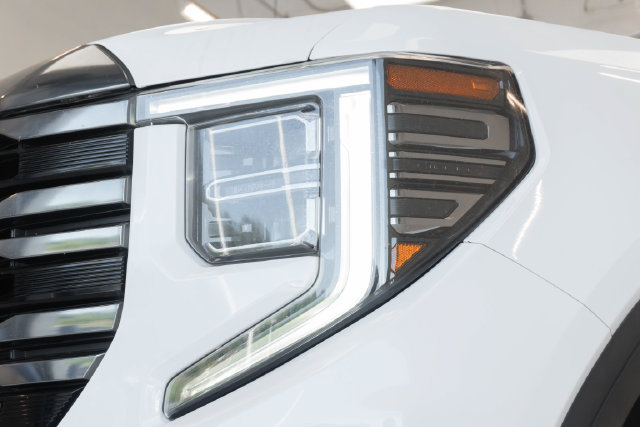 Used 2022 GMC Sierra 1500 AT4 w/ AT4 Preferred Package AWD/4WD image 4