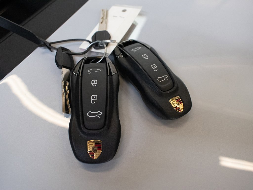 Certified 2025 Porsche Macan 4 Electric image 32