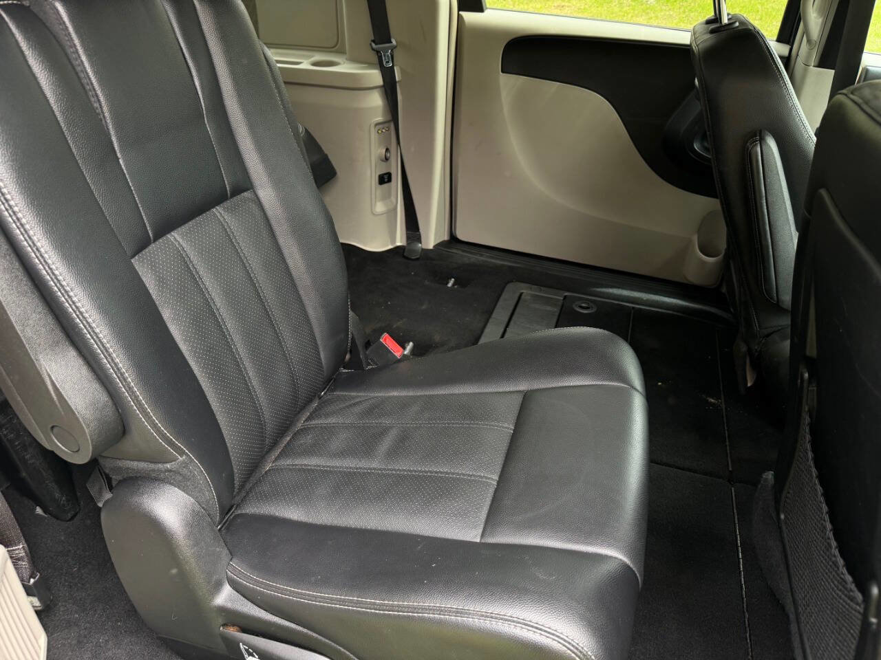 Used 2012 Chrysler Town & Country Touring w/ Entertainment Group #1 FWD image 12