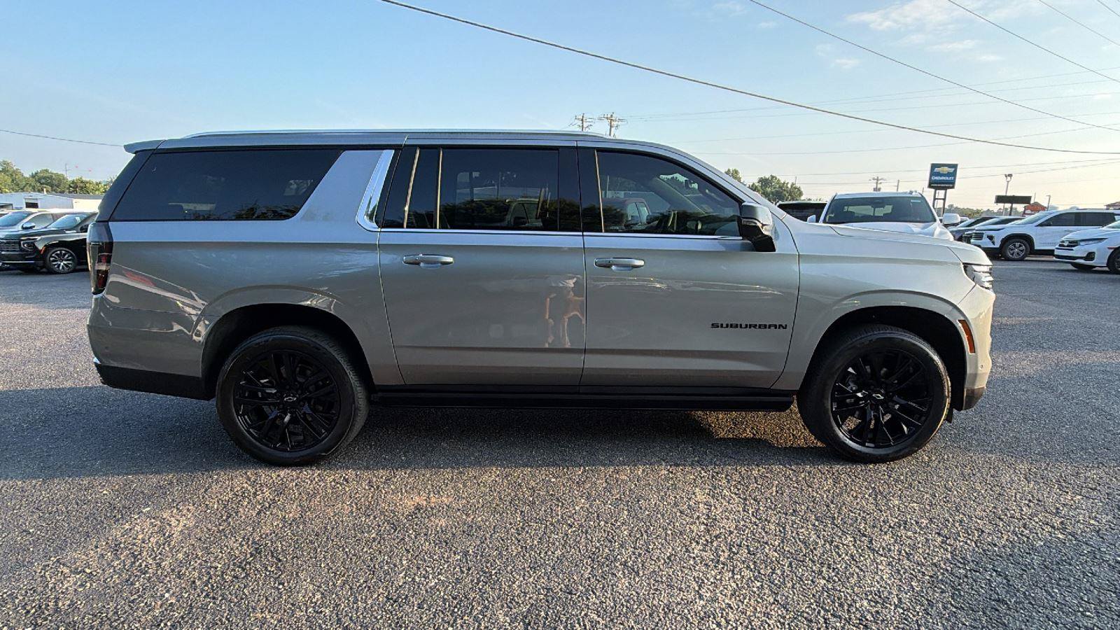 Used 2025 Chevrolet Suburban Premier AWD/4WD image 7
