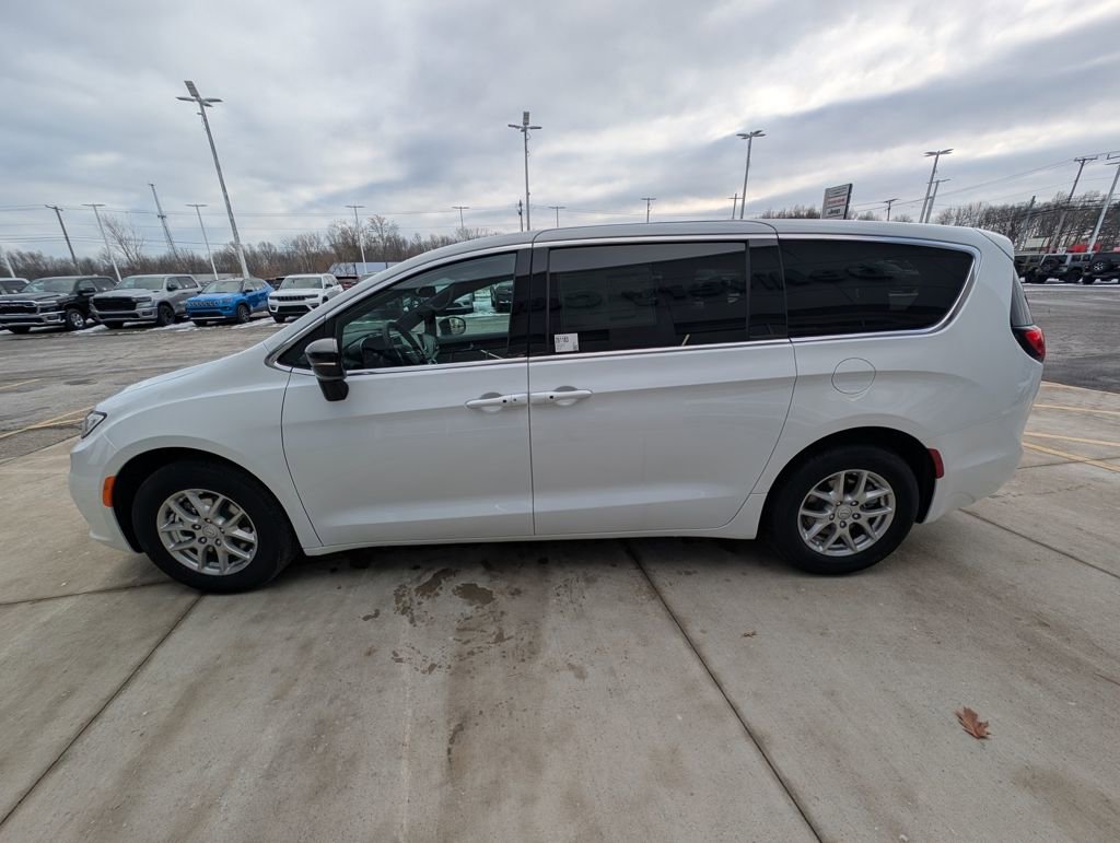 New 2026 Chrysler Pacifica Select image 8