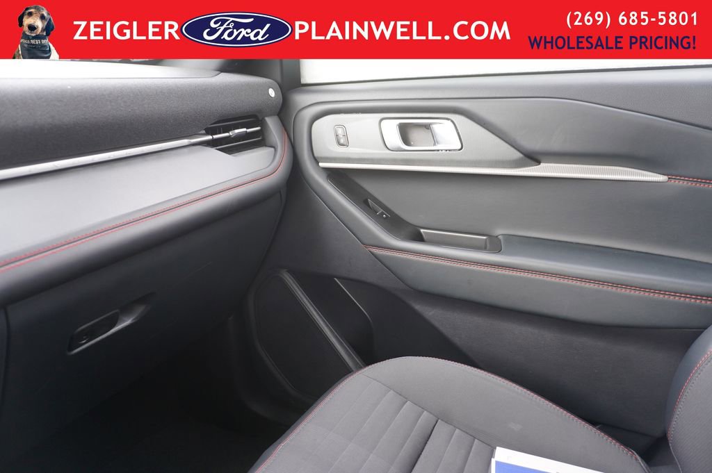 Used 2025 Ford Explorer ST-Line w/ ST-Line Street Pack image 34