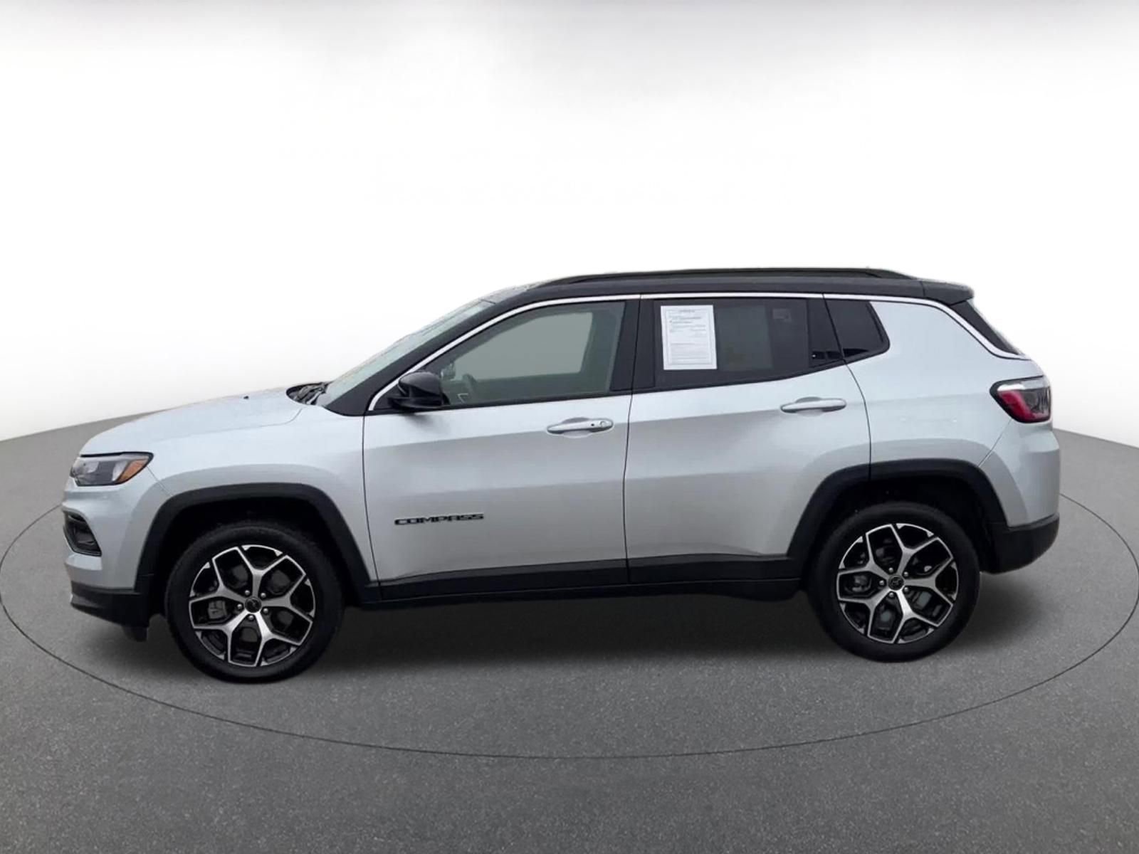 Used 2025 Jeep Compass Limited AWD/4WD image 9