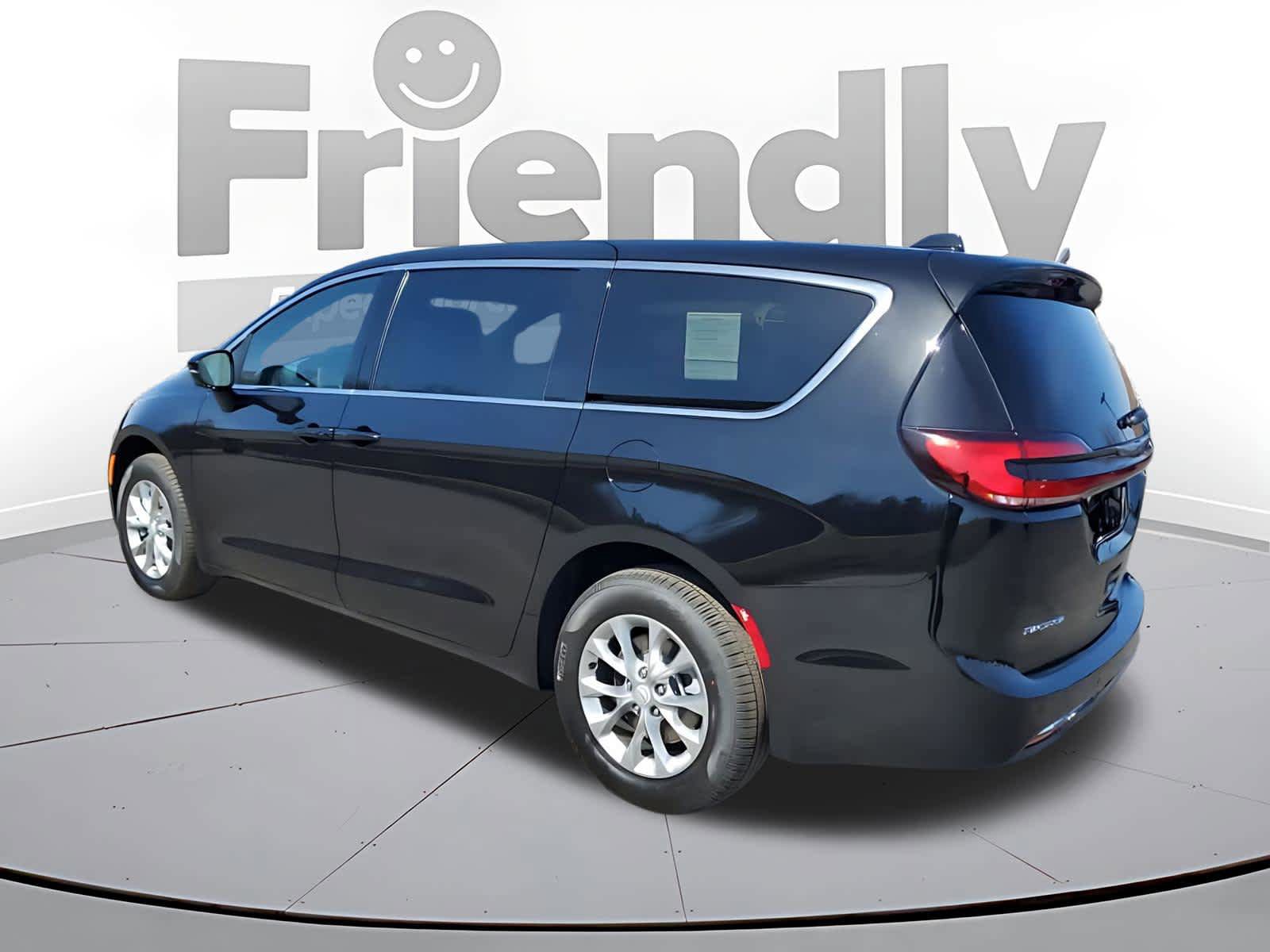 Used 2026 Chrysler Pacifica Limited image 3