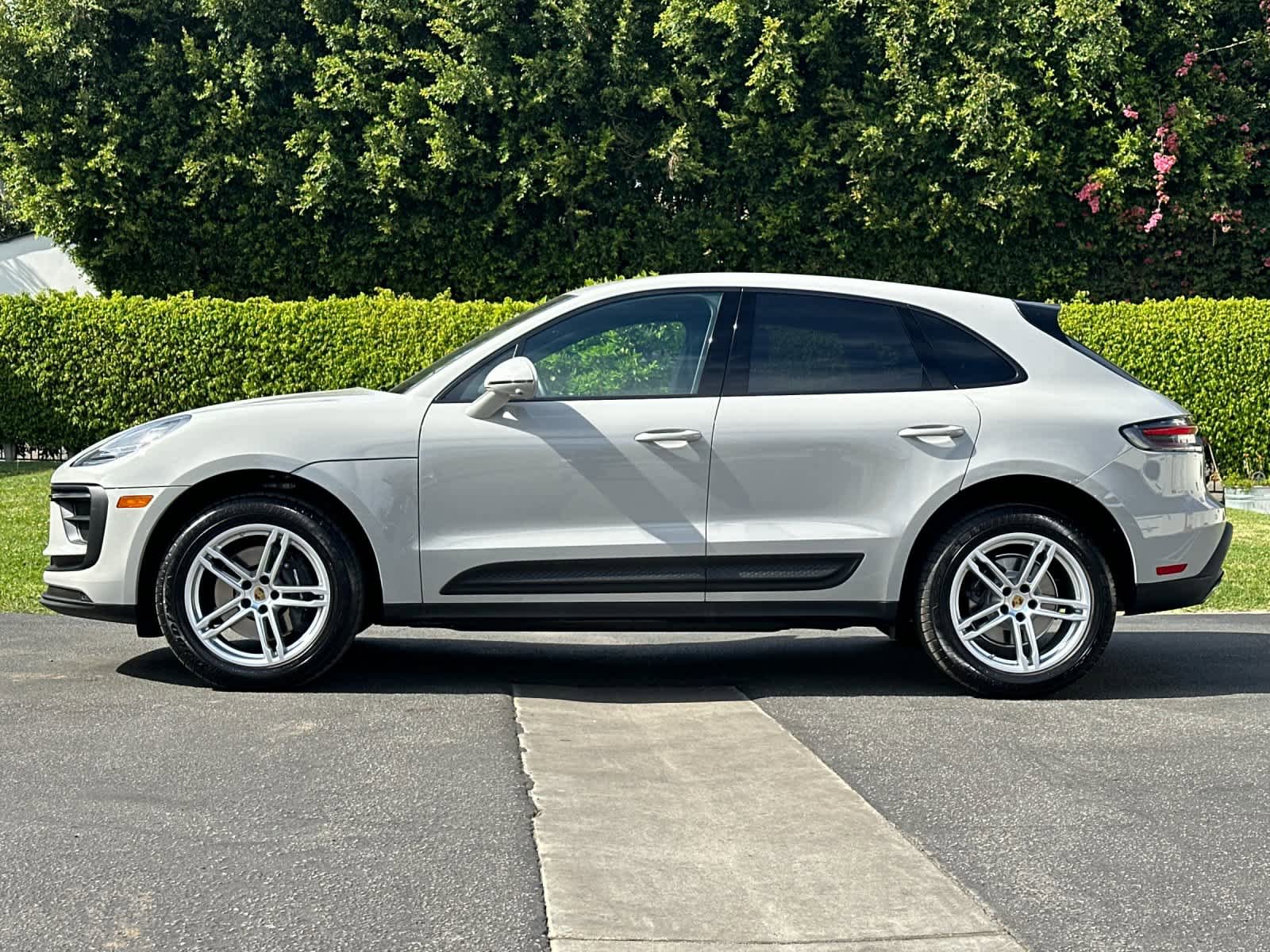 Certified 2025 Porsche Macan AWD/4WD image 2