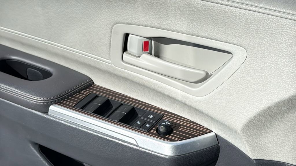 Used 2024 Toyota Sienna LE image 32