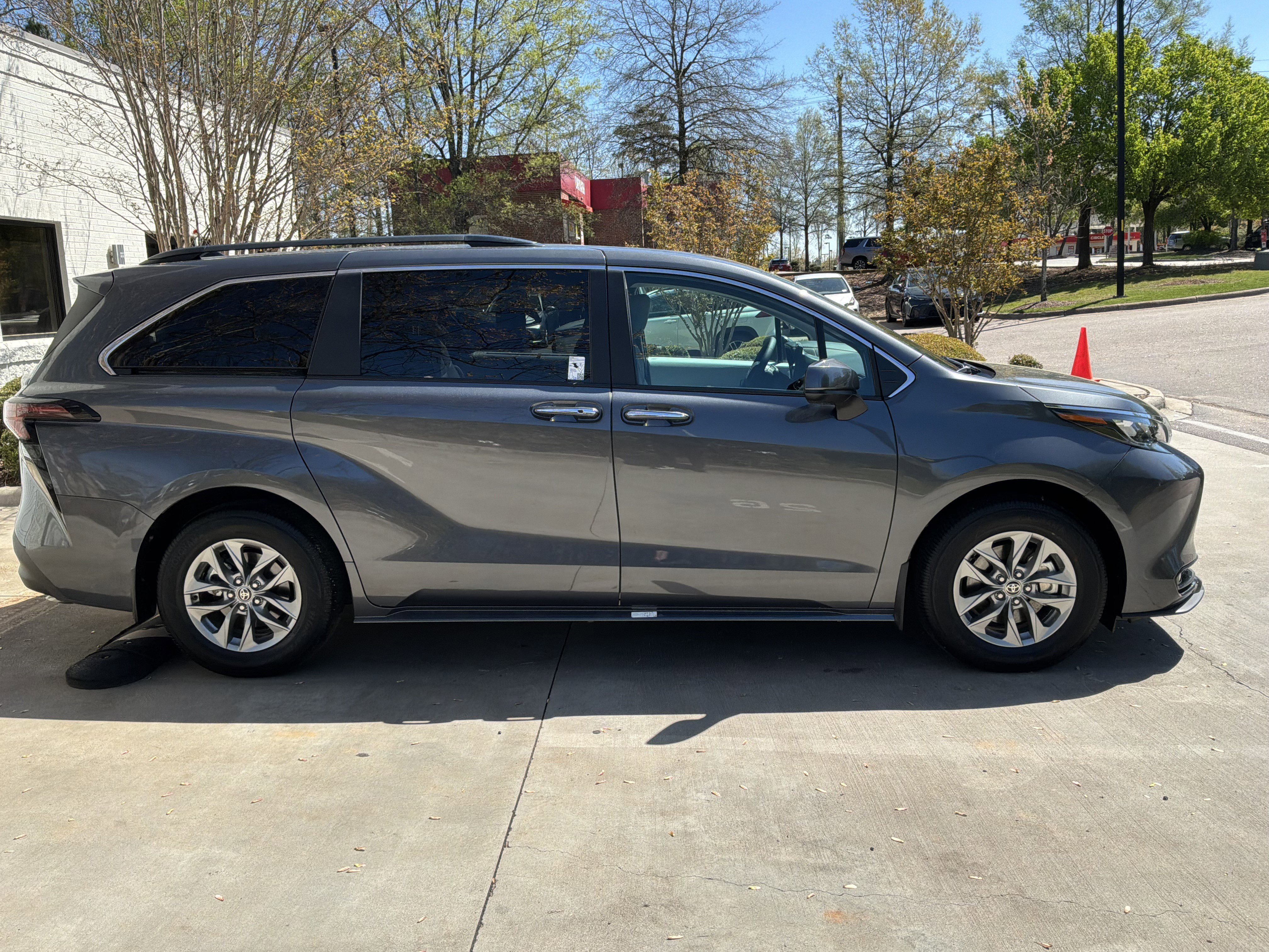 Used 2025 Toyota Sienna XLE image 11