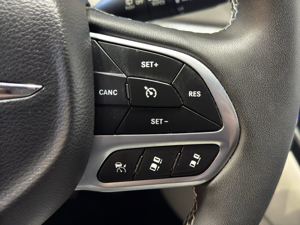 Used 2023 Chrysler Pacifica Touring-L FWD image 27