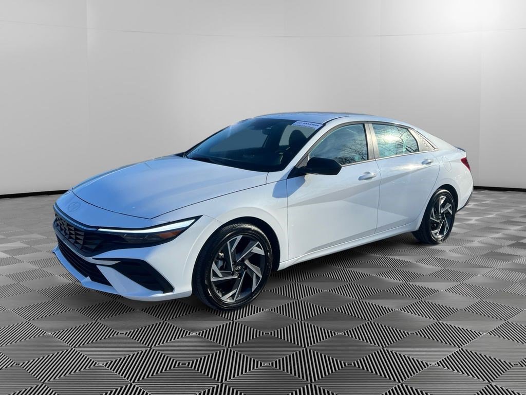 Certified 2025 Hyundai Elantra SEL FWD image 1