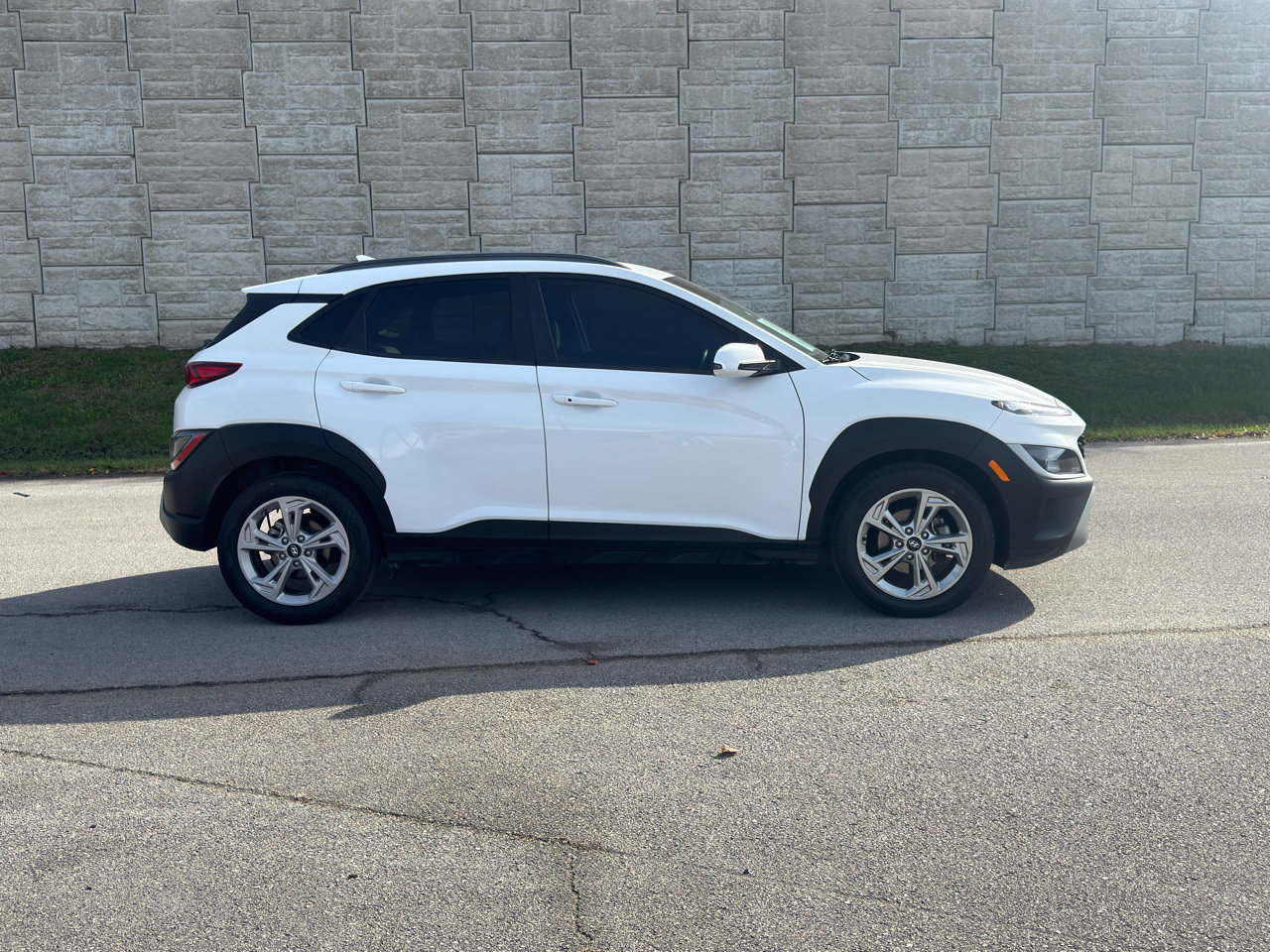 Used 2023 Hyundai Kona SEL image 2