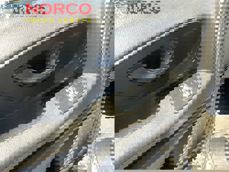 Used 2017 Mercedes-Benz Metris w/ Driver Efficiency Package image 17