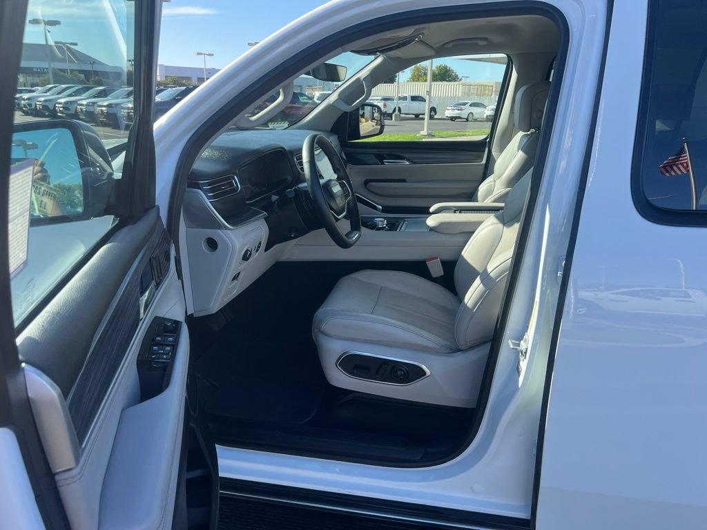 Used 2024 Jeep Wagoneer Series II w/ Flexible Seating Group RWD image 20