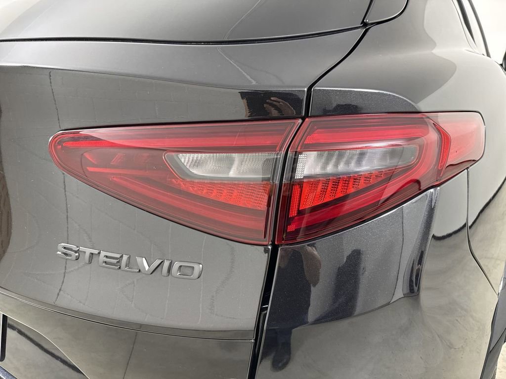 Used 2020 Alfa Romeo Stelvio Quadrifoglio image 19