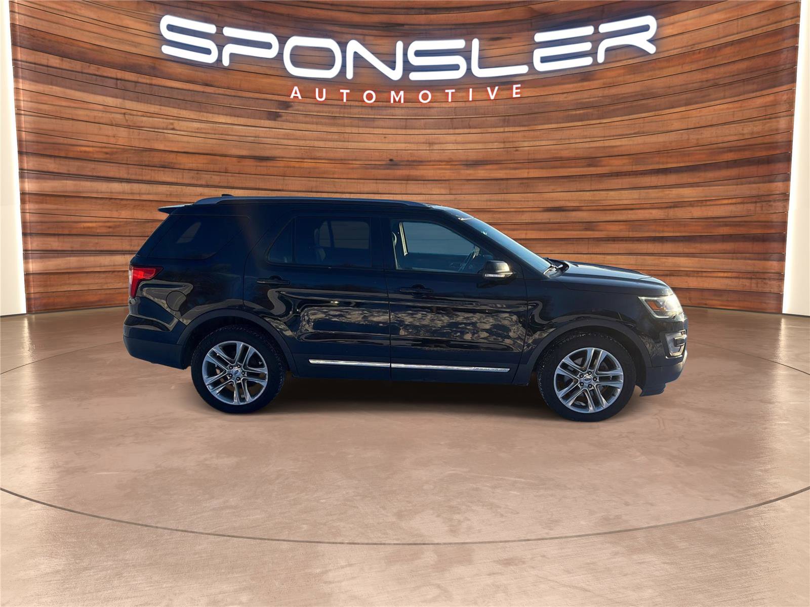 Used 2016 Ford Explorer XLT w/ Equipment Group 202A image 8