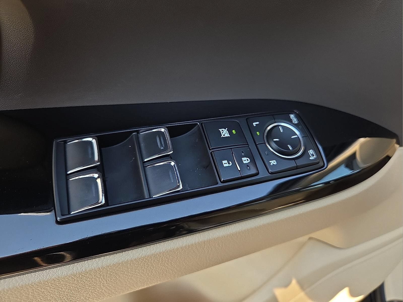 Used 2020 Lexus LX 570 4WD w/ Luxury Package image 15