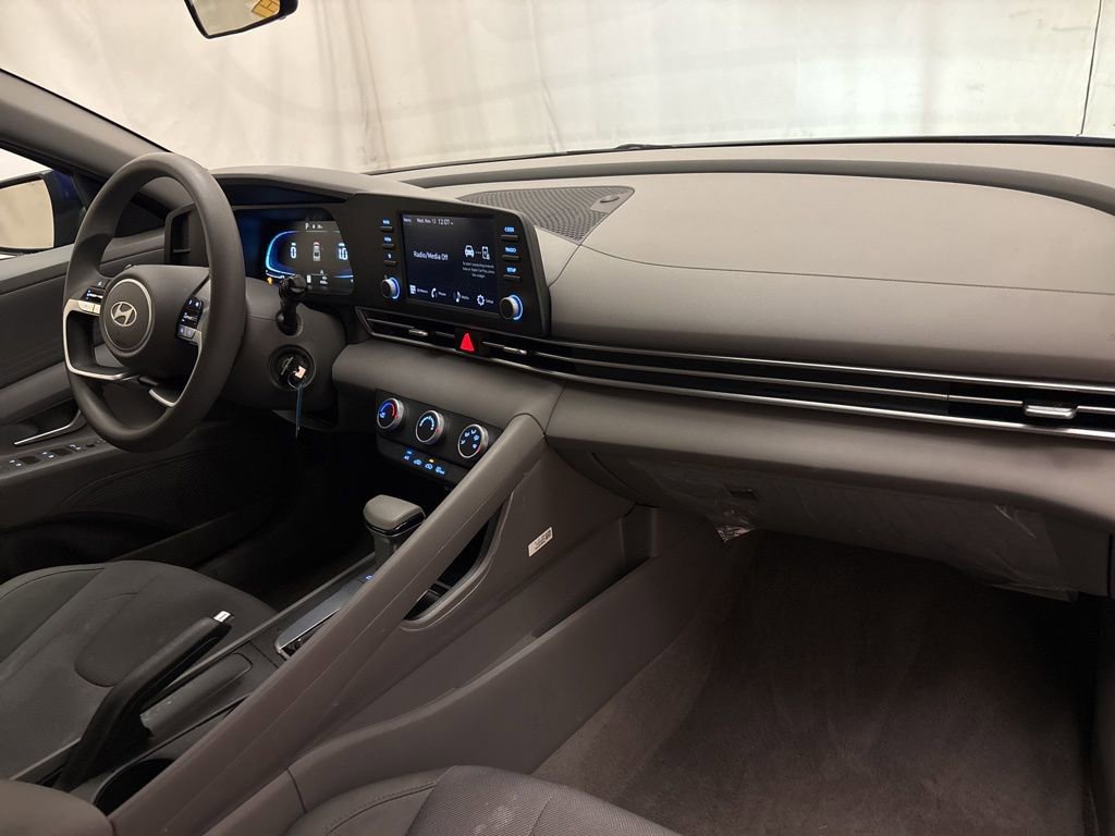 Certified 2025 Hyundai Elantra SE image 24