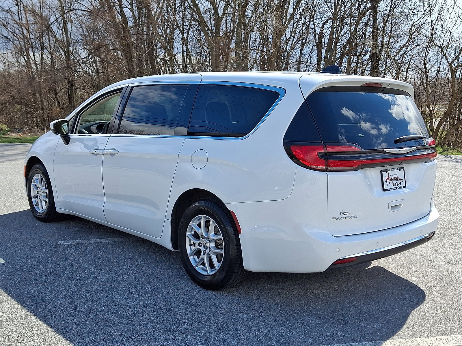 Used 2023 Chrysler Pacifica Touring-L image 4